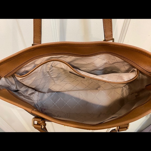 Michael Kors leather bag with matching wallet. - Picture 4 of 5